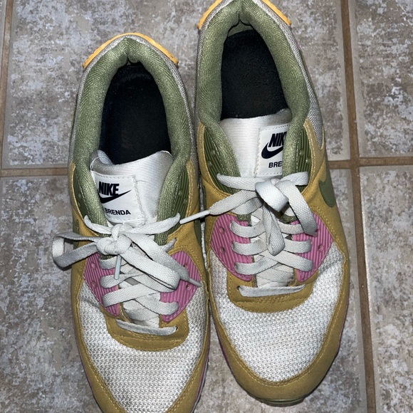 Nike AirMax Shoes size 9 in mens. Slightly worn, great condition. - Picture 5 of 7